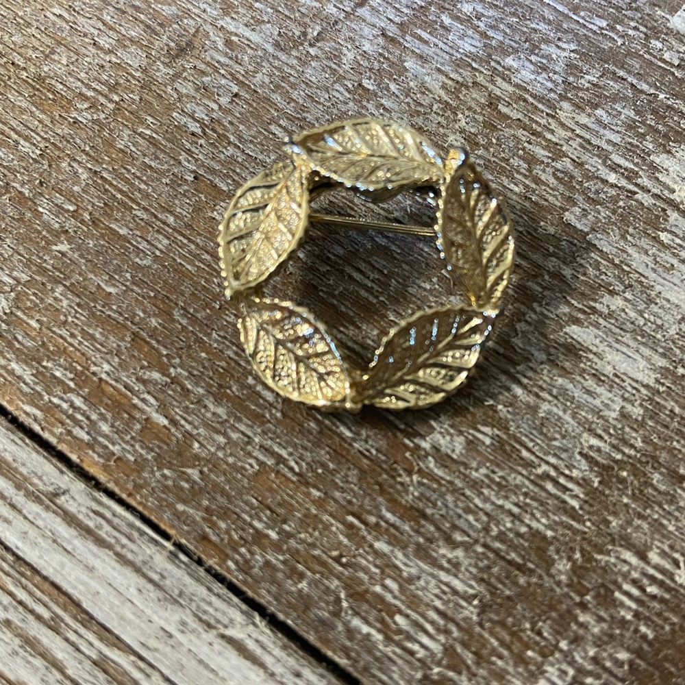 Gerry’s Leaf Wreath Brooch